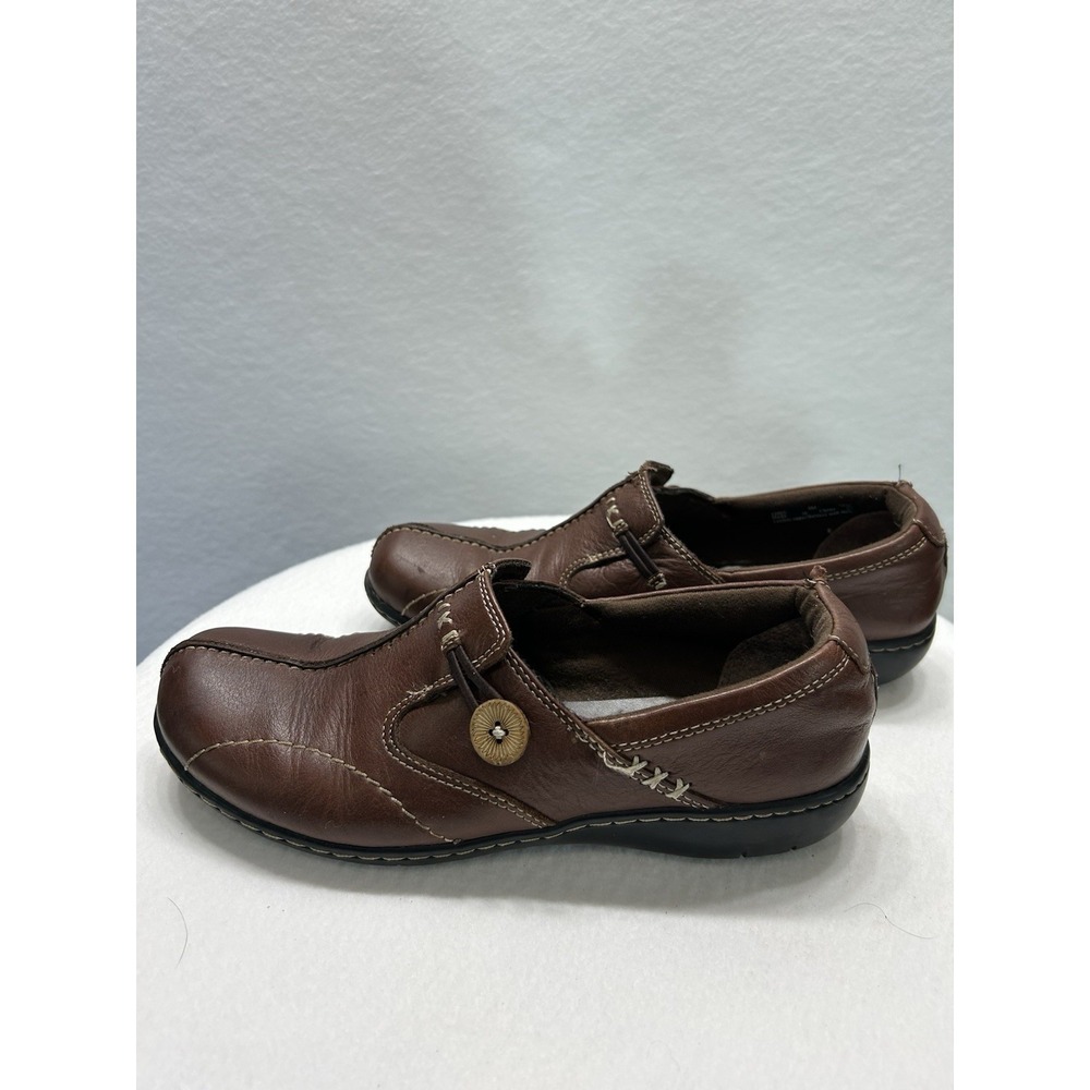 Clarks. Bendables Brown Leather Loafer Clogs w/ Button Accent. Size 8M